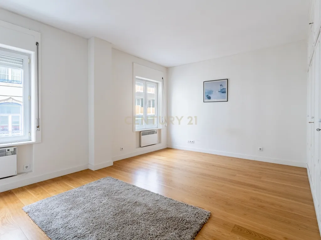 Apartamento T2 renovado, com estacionamento e elevador, em Campo de Ourique, Lisboa - Image 3