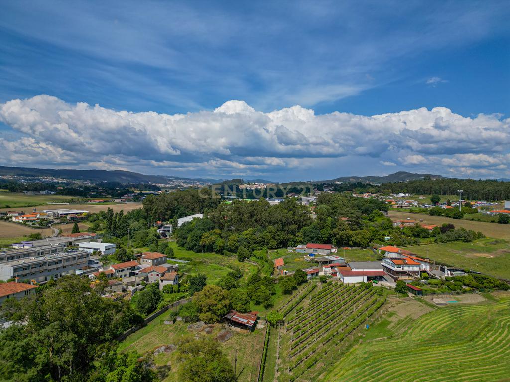 T5 com 3 Suites e Terreno com Rio | Natureza, Espaço e Conforto - Image 42