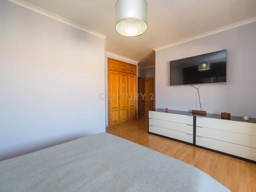 Exclusivo T2 com Vista Panorâmica de Excelência | Massamá Norte - Image 40