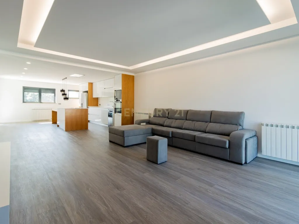Propriedade Totalmente Renovada com Armazém/Garagem de Grande Dimensão e Piscina em Monte Real - Image 12