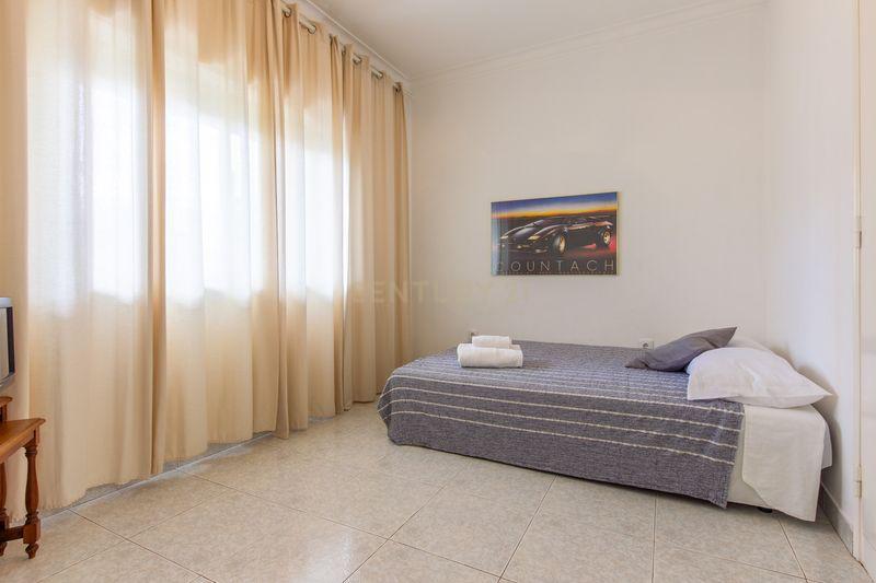 Moradia T4 com Vista para o Campo e Cidade em Localização Privilegiada -Charneca da Caparica, Almada - Image 11