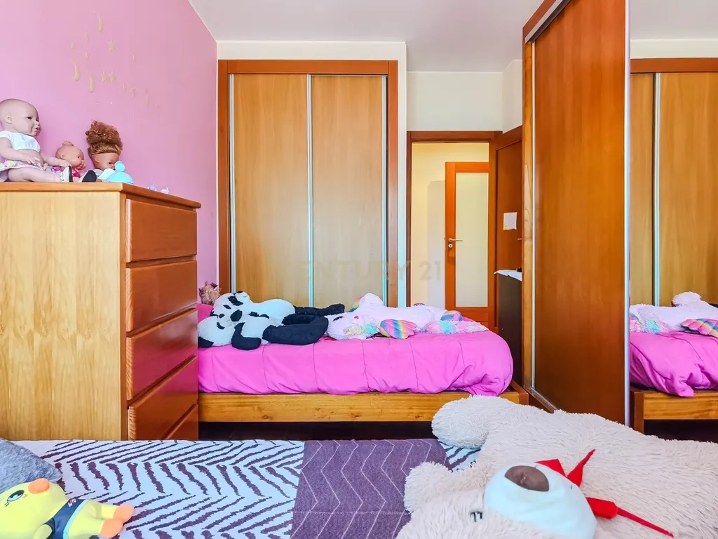 Apartamento T2 com Garagem e Arrumos — Coronado, São Mamede - Image 12