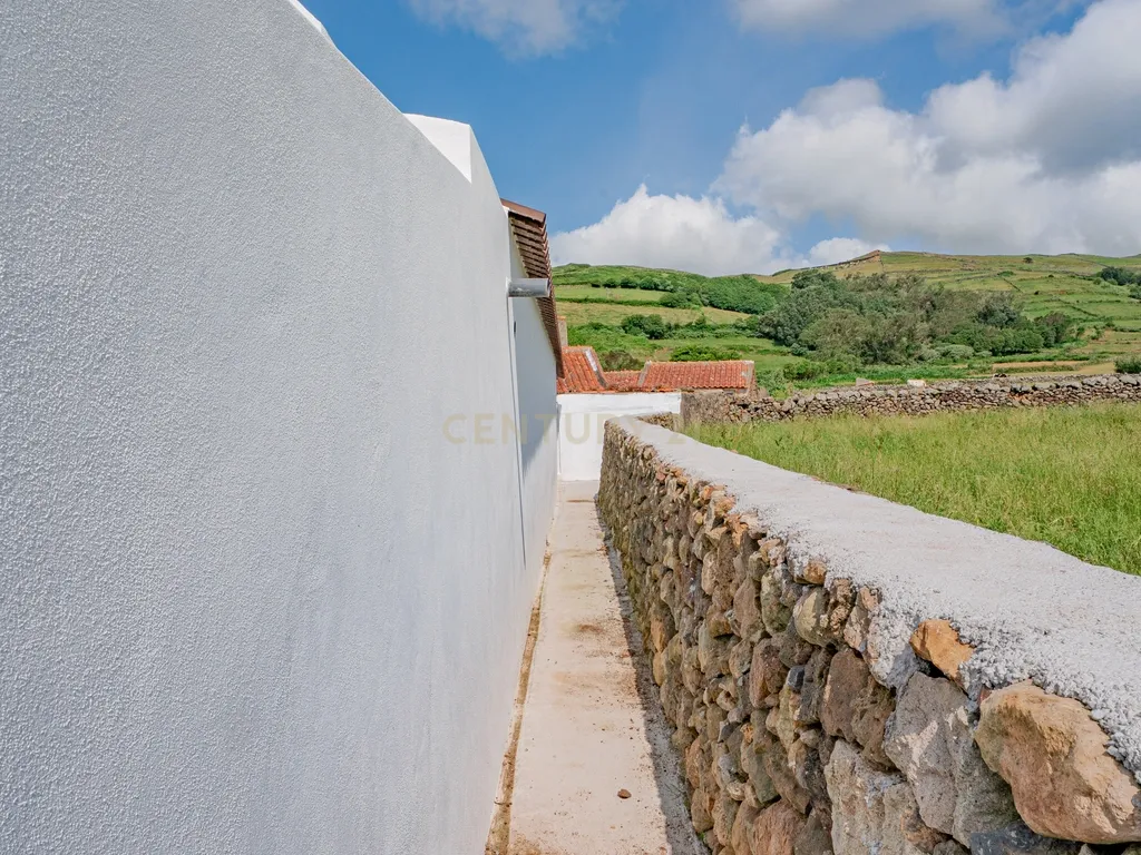 Moradia em fase de renovação na Vila de São Sebastião - Image 14