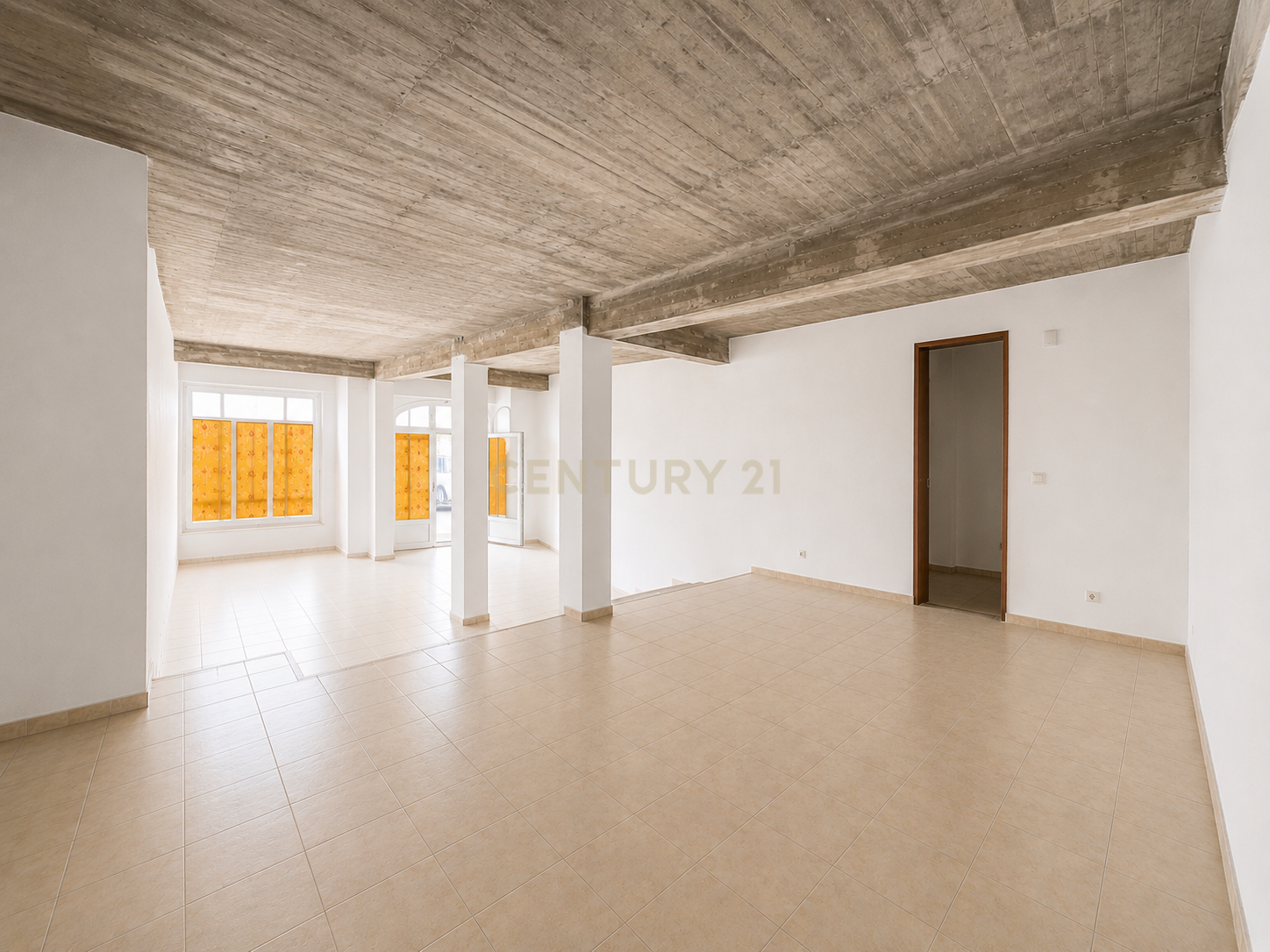 Fotografia 7 de Loja Comercial para Arrendamento no Centro de Lagoa, Algarve.