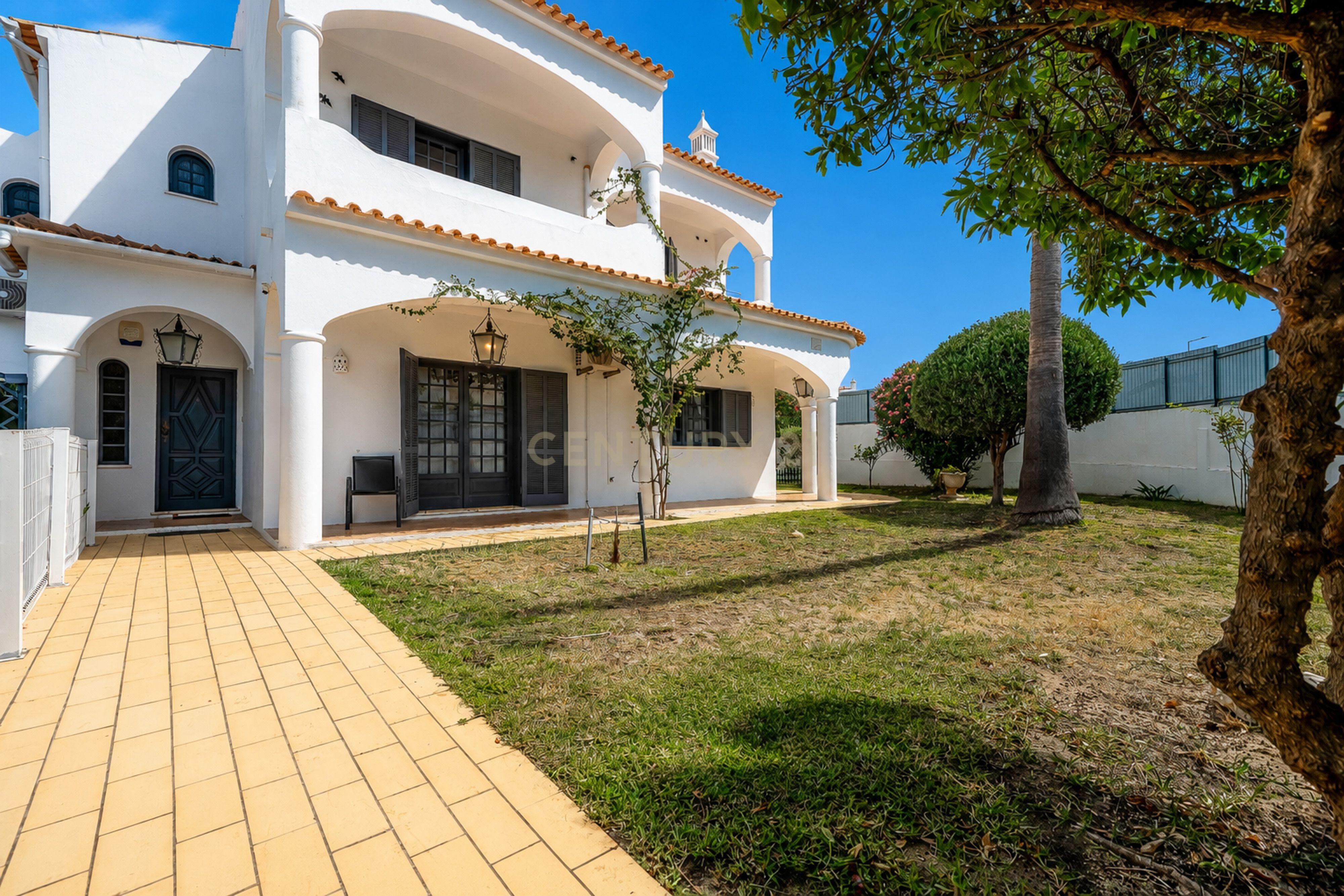 Fotografia 5 de Magnífica Moradia Individual de 300 m2 com Piscina Aquecida e Jacuzzi - Guia Albufeira
