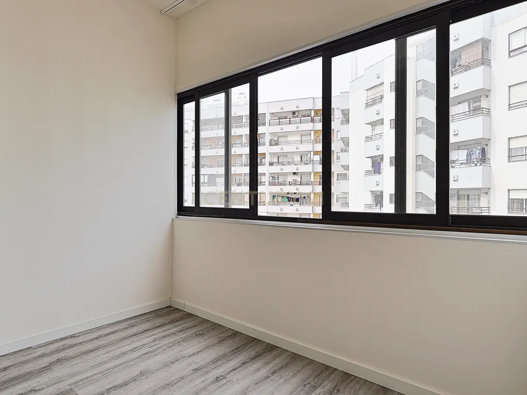 T2 Remodelado com Elevador | 86 m² | Aranguês – Setúbal - Image 3