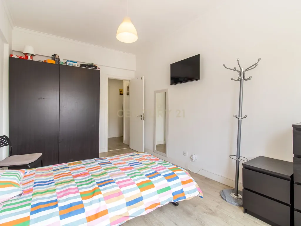 Apartamento T2 , com varanda e arrecadação , perto do metro - Odivelas - Image 11