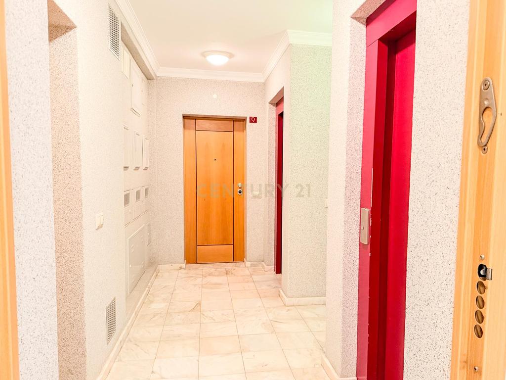 Espaçoso apartamento T2 com varanda em Armação de Pêra, Silves. - Image 14