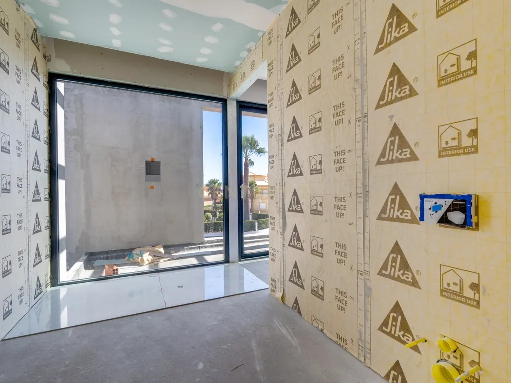 Moradia T5 contemporânea em construção avançada com piscina | Álamos, Guia – Albufeira - Image 15