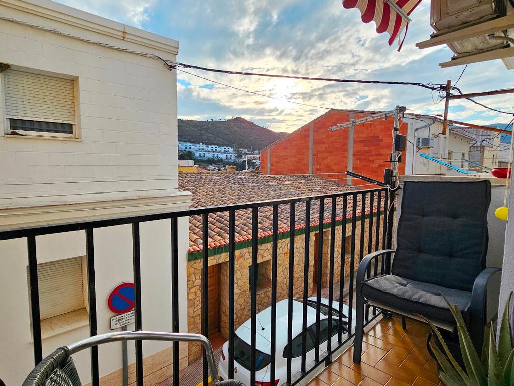 Apartamento renovado com terraço a poucos passos da praia em Colera – Costa Brava - Image 3
