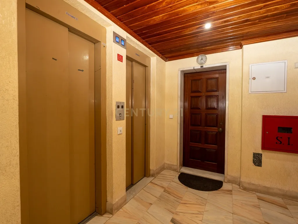 ** ESPECTACULAR APARTAMENTO T2 REMODELADO, NA URBANIZAÇÃO DA ANTA ** - Image 3