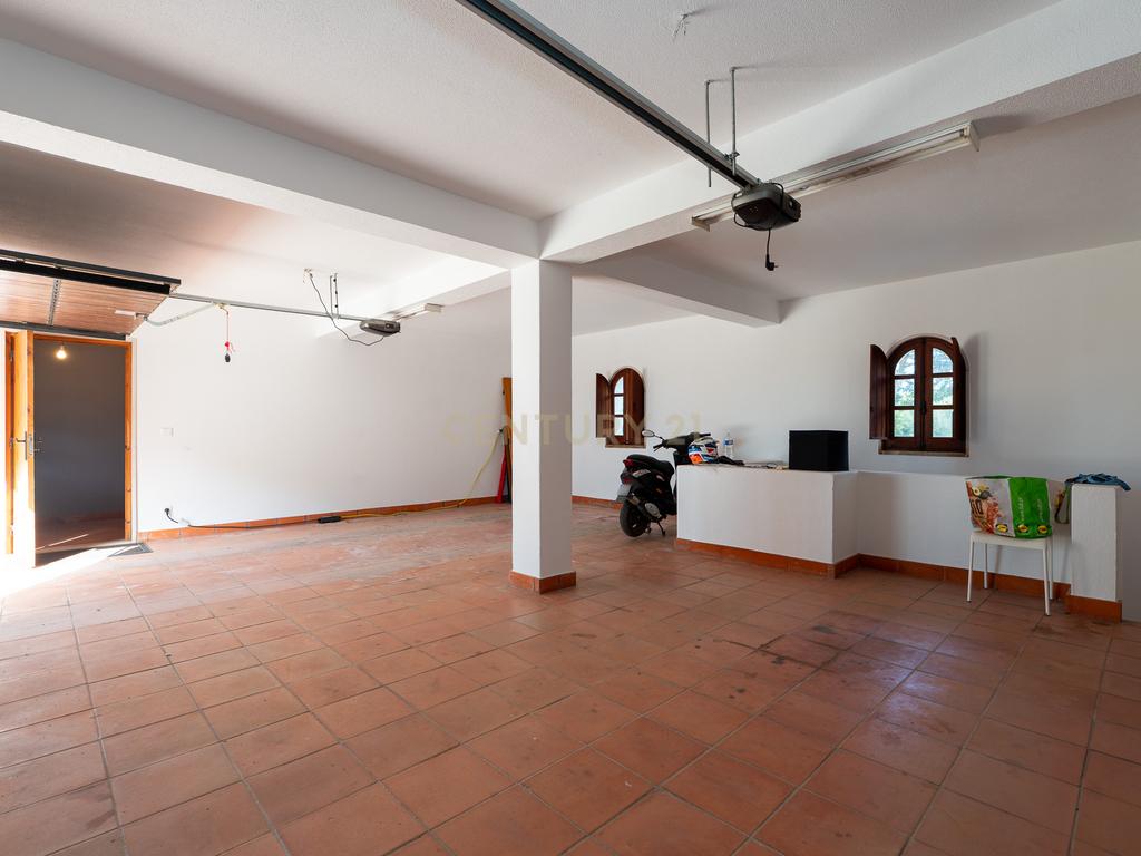 Fabulosa Quinta com lote de terreno de 22.381 m2, onde se encontra inserida uma moradia composta por dois pisos, com uma área bruta de 623 m2, uma área útil de 304 m2 e uma área bruta dependente de 319 m2, localizada em Santo Isidro de Pegões, na zona de Pegões, a pouca distância das belas praias de Setúbal. - Image 86