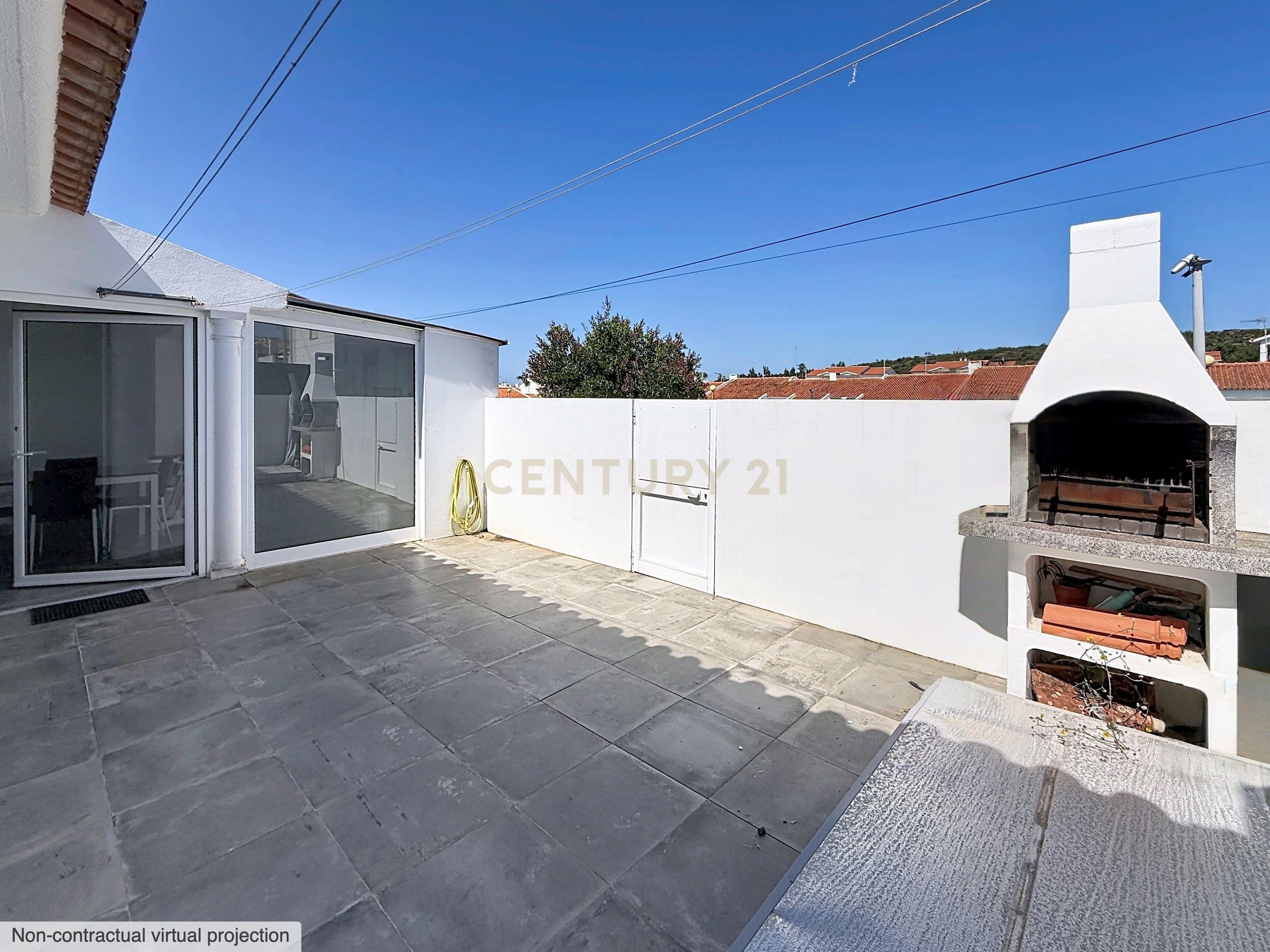 Fotografia 9 de Moradia T3 Térrea Renovada à Venda na Nazaré | Quintal | Suite | Pronta a Habitar