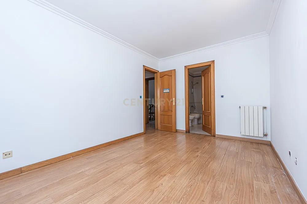Duplex T4 em Quinta do Anjo, Palmela - 170m² com Varanda, Terraço e Garagem - Image 26