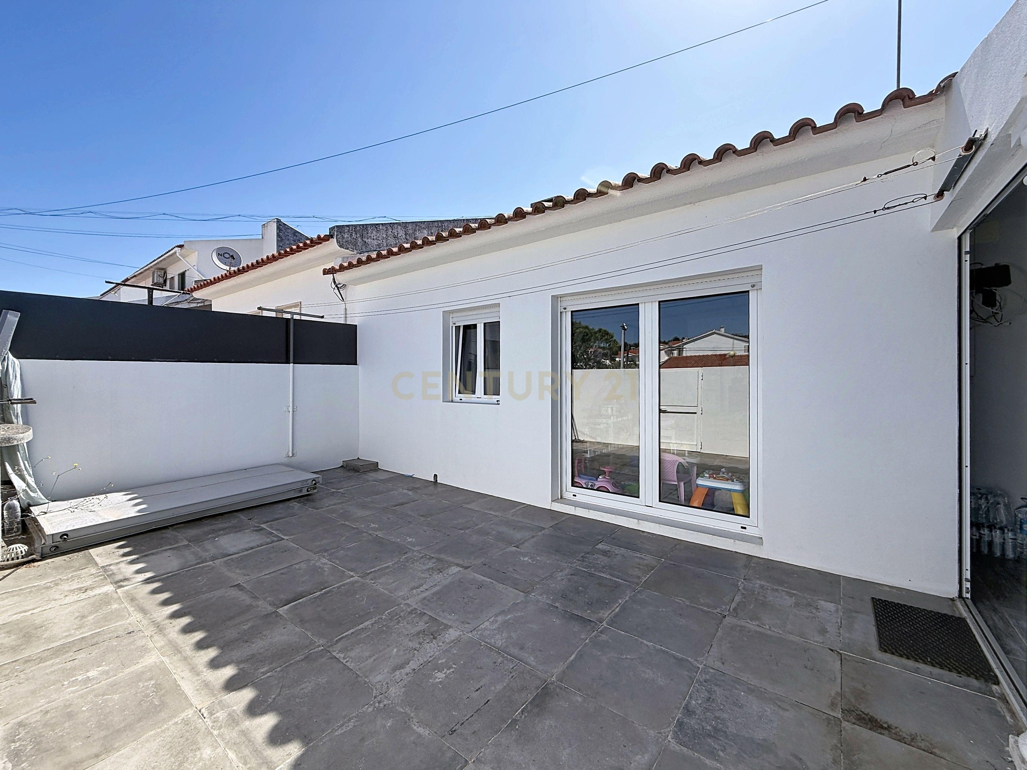 Fotografia 11 de Moradia T3 Térrea Renovada à Venda na Nazaré | Quintal | Suite | Pronta a Habitar