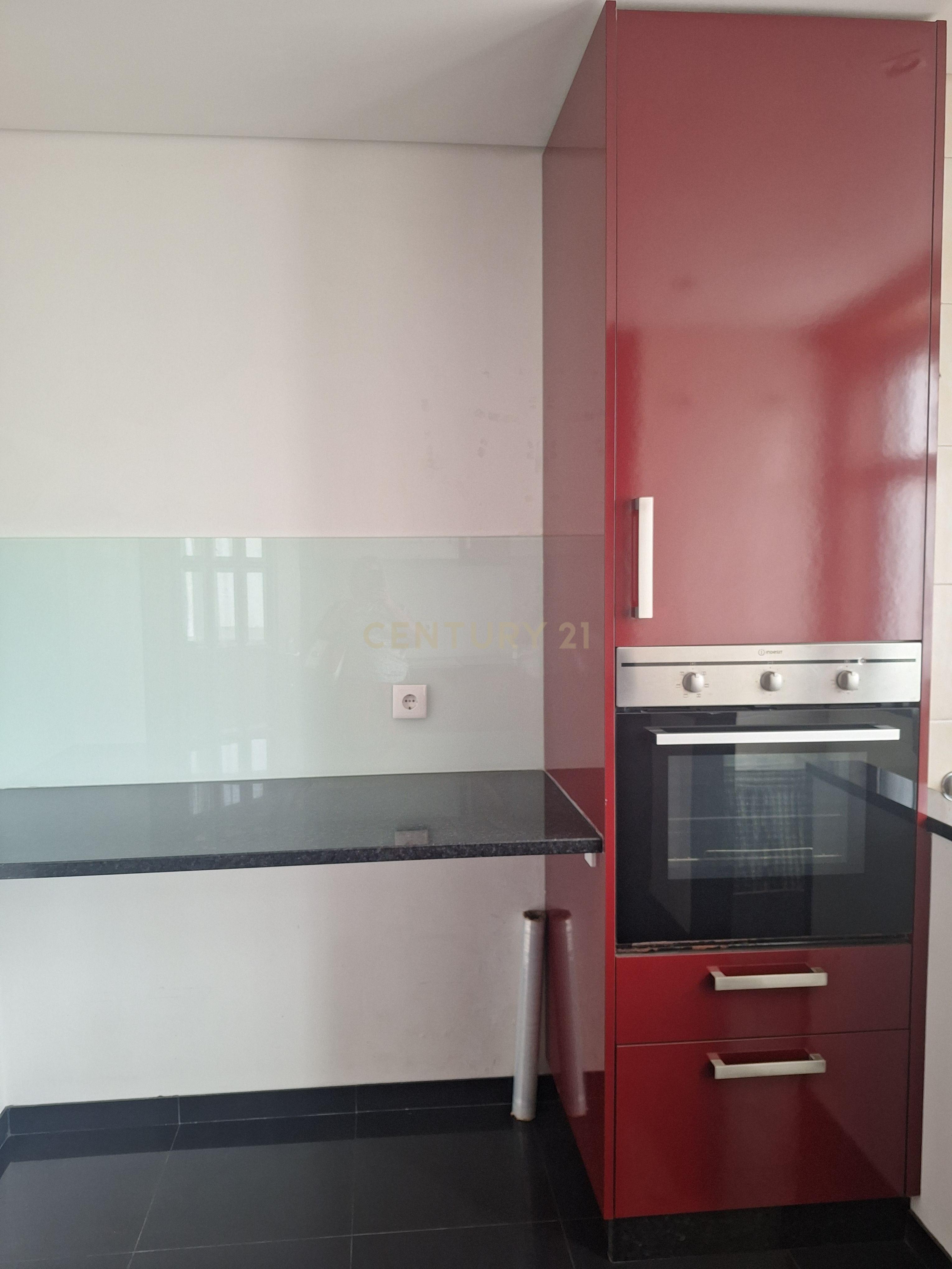 Fotografia 6 de Excelente Apartamento T1 com Varanda, Garagem e Arrumos na Rua de Costa Cabral, Porto