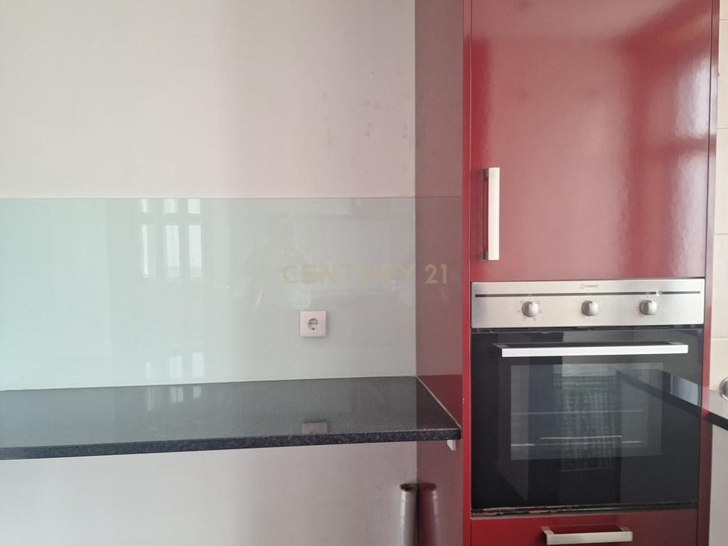Excelente Apartamento T1 com Varanda, Garagem e Arrumos na Rua de Costa Cabral, Porto - Image 6