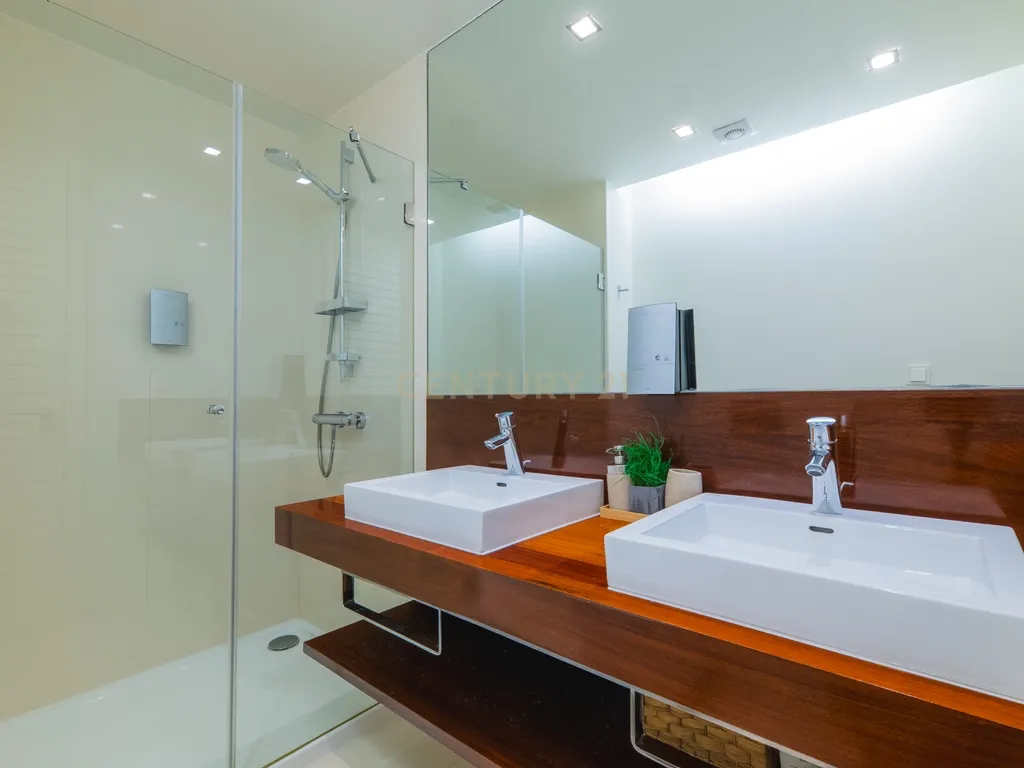 Moradia Independente com 3 Suites, Amendoeira Golf Resort, Piscina, Jardim, Alcantarilha. - Image 33