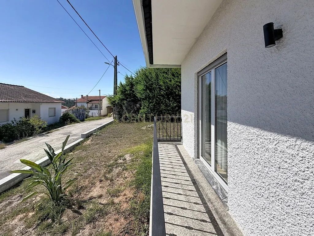 Moradia isolada com amplo terreno de 1.350 m², junto a Alcobaça - Image 93