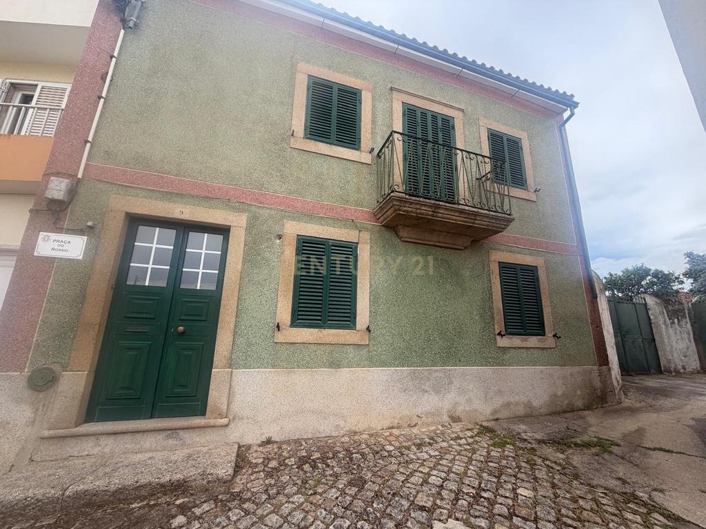 Excelente Oportunidade! Espaçosa Moradia T3 com Terraço em Mata, Castelo Branco - Image 1