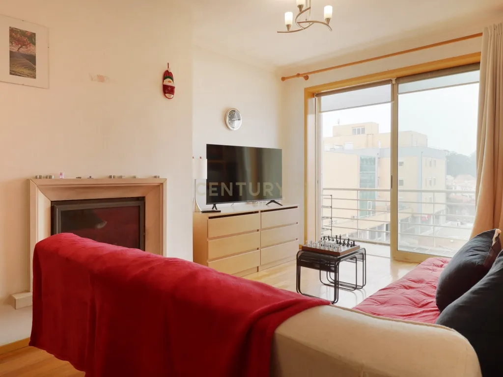 Apartamento T3 Caulinos, 2 Lugares de Garagem e Arrumos - Image 2