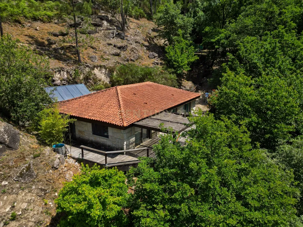 Duas Propriedades Únicas no Gerês com Acesso Direto ao Rio e Ancoradouro Privado - Image 28
