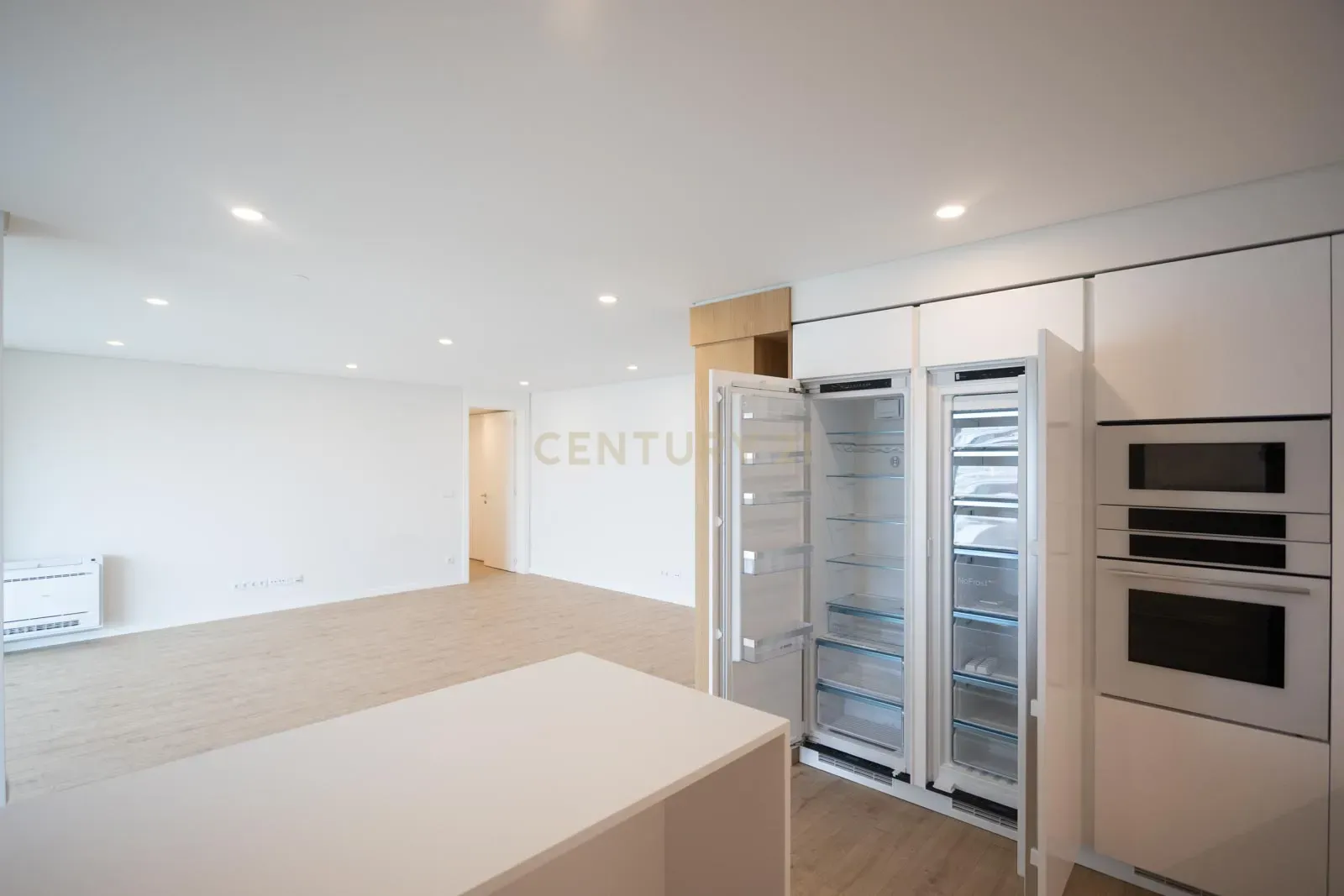 Fotografia 9 de Apartamento T3 com estacionamento e piscina - Areeiro