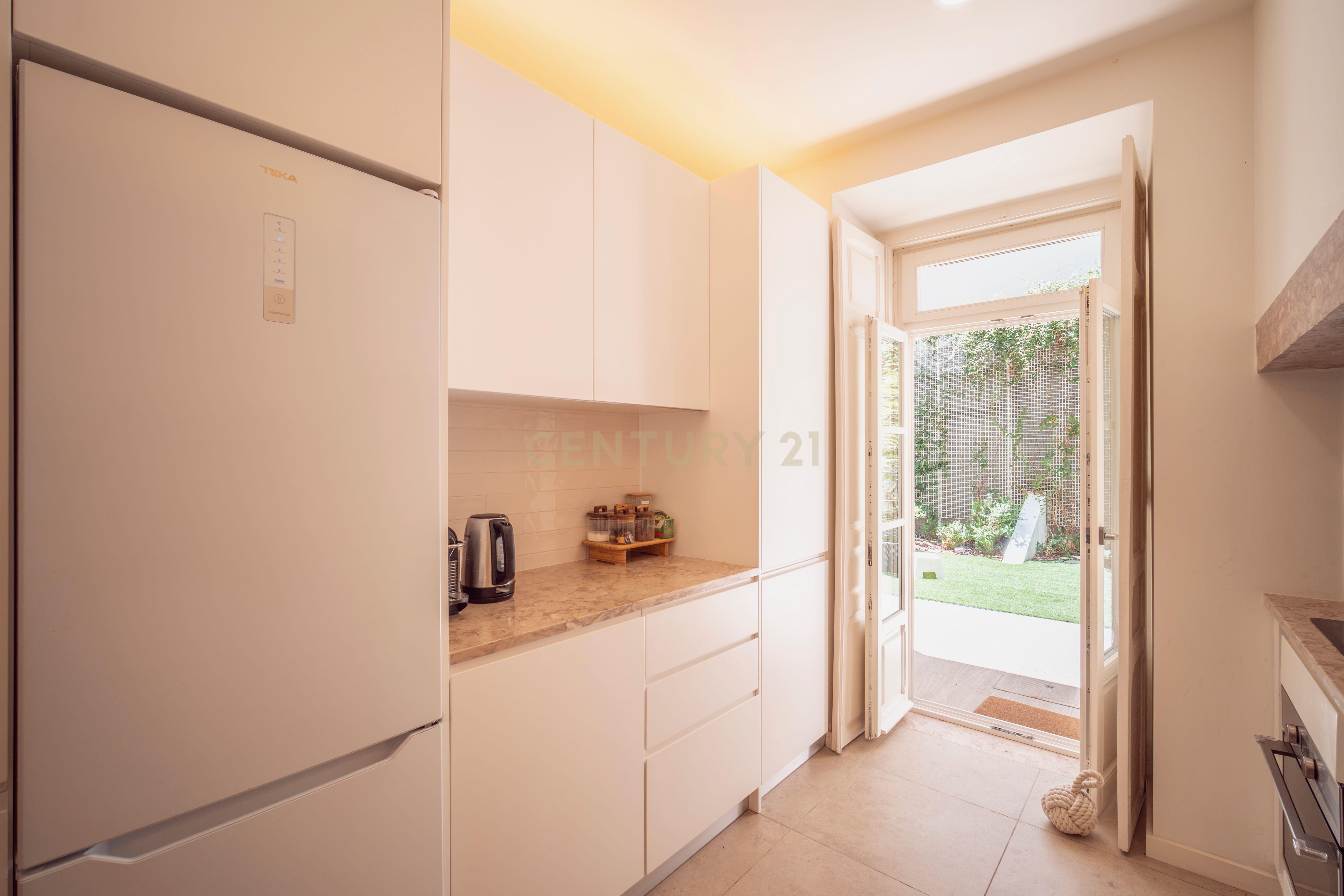 Fotografia 12 de Apartamento Encantador com Jardim Privativo — Santo António, Lisboa
