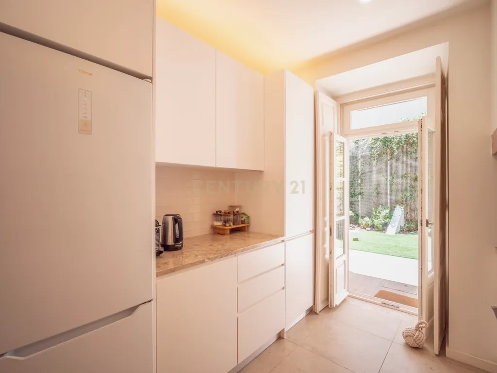 Apartamento Encantador com Jardim Privativo — Santo António, Lisboa - Image 12