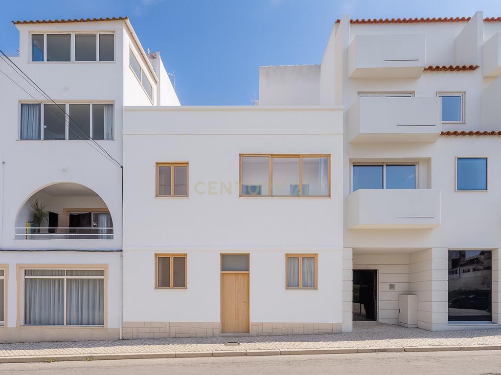 Moradia com 3 Quartos, Quintal e Terraço – Excelente Localização em Albufeira - Image 2
