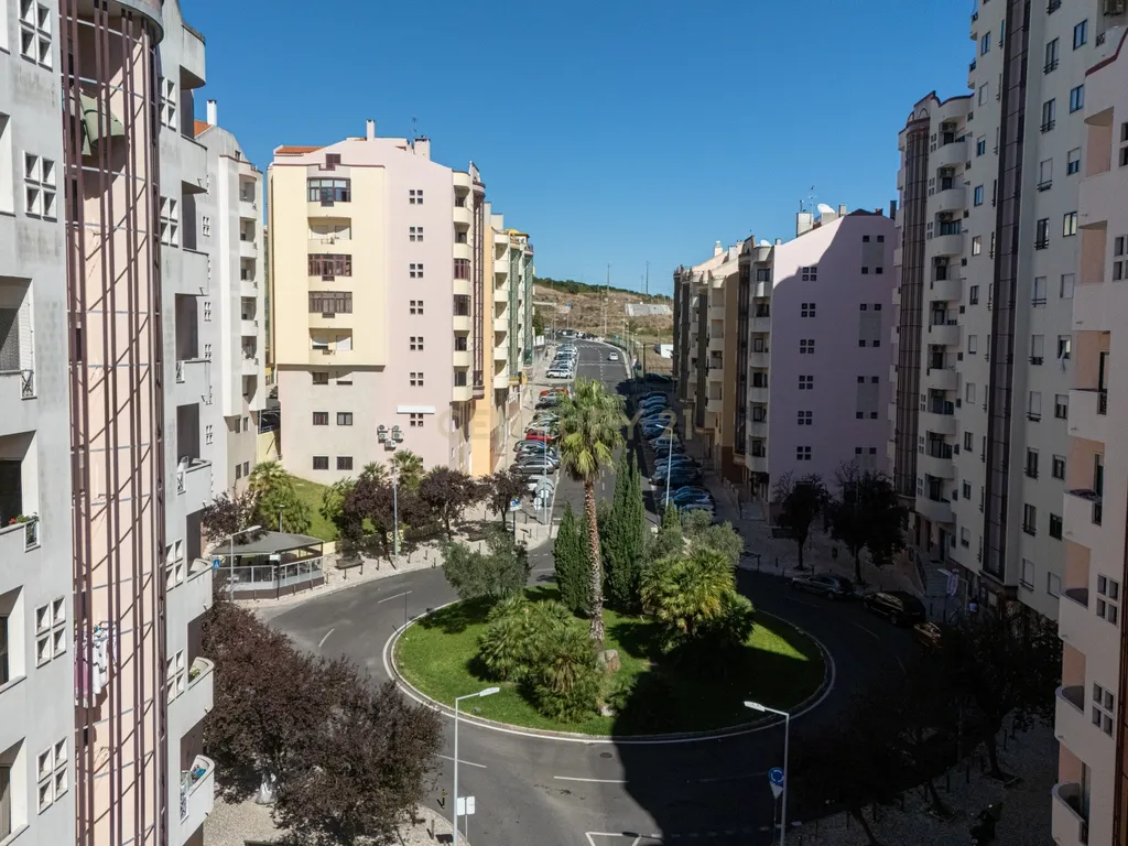 Apartamento T3 com Suíte, 3 Varandas e Arrecadação de 14 m² | Avenida 25 de Abril, Ramada - Image 25