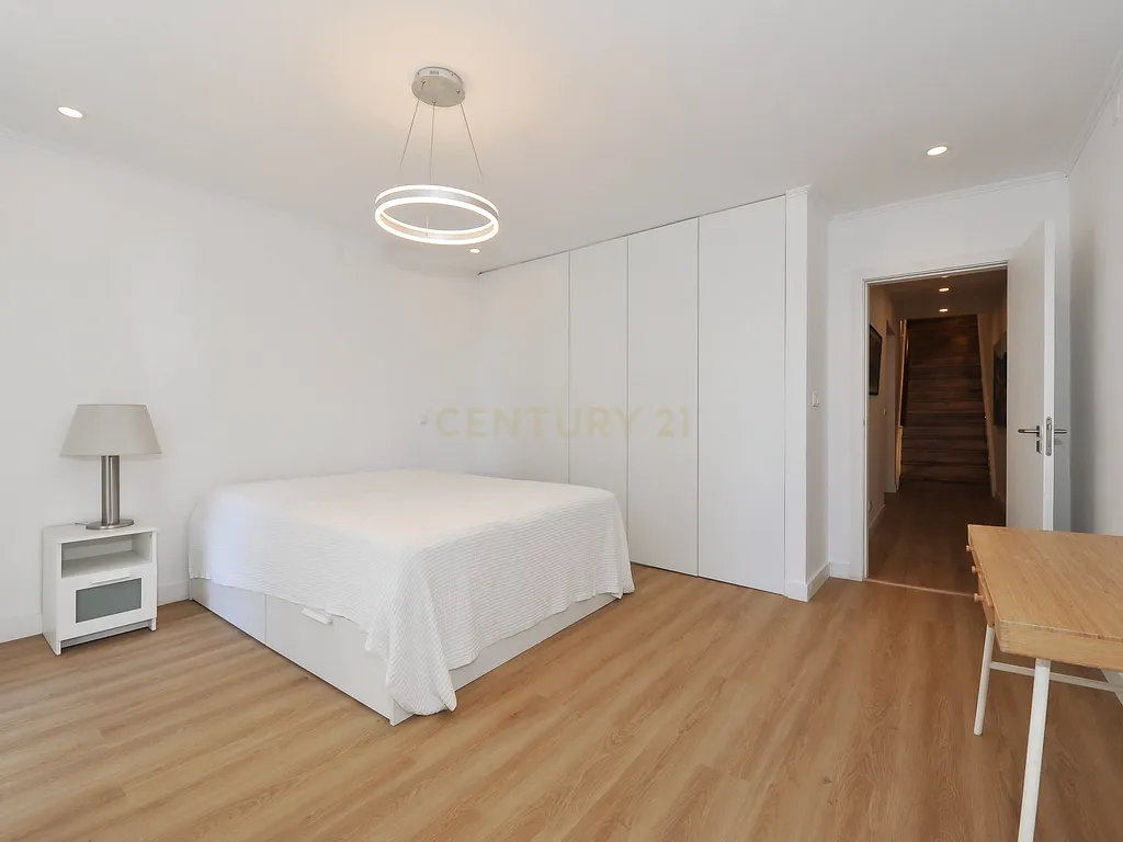 T2 Totalmente Remodelado e Mobilado – Misericórdia, Lisboa - Image 10