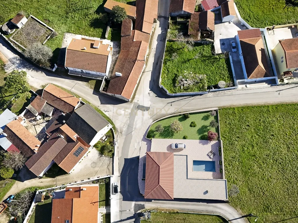 Luxuosa Moradia T3 num lote de terreno 732 em Aljubarrota, Alcobaça - Image 3