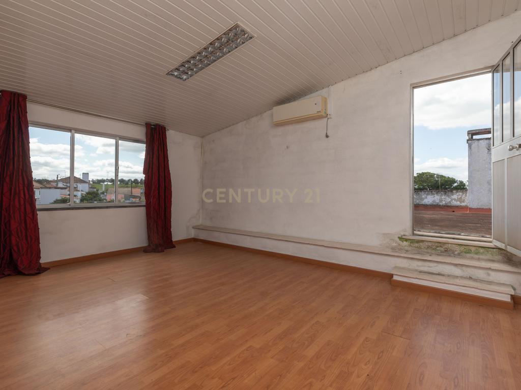 Moradia T6 com Jardim e Vista Panorâmica em Avis - Image 18