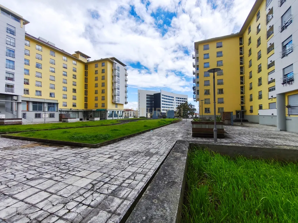 Apartamento T2 em Ponta Delgada com Garagem e Varanda - Image 1