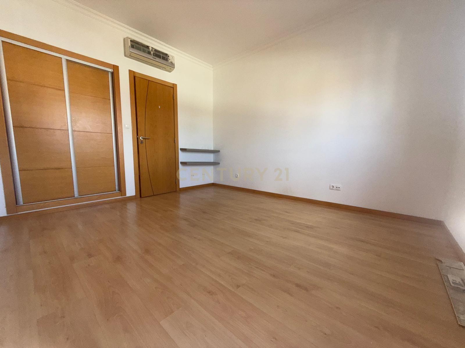 Quinta do Conde - Moradia em Banda 4 assoalhadas para arrendamento - Image 13
