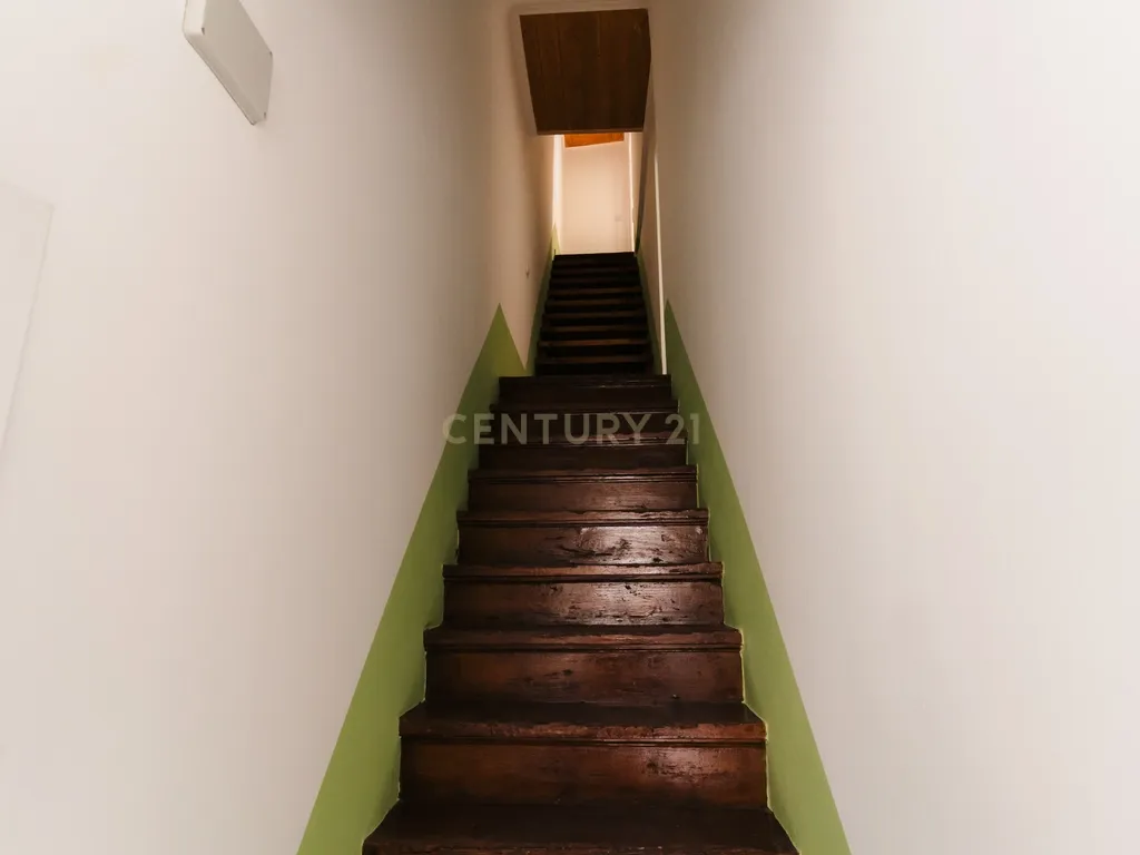 Prédio com 3 Frações mobiladas no centro de Abrantes - Image 39