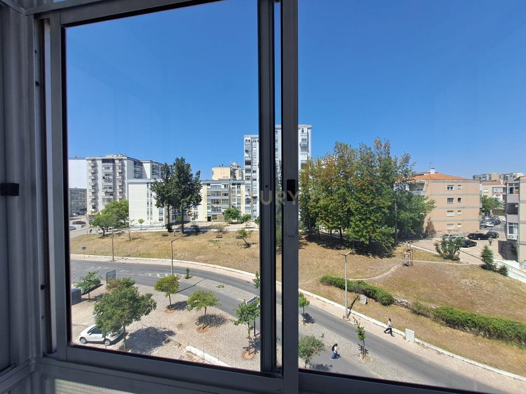 T2 Totalmente Remodelado em Almada | Luminosidade, Conforto e Localização Privilegiada - Image 12