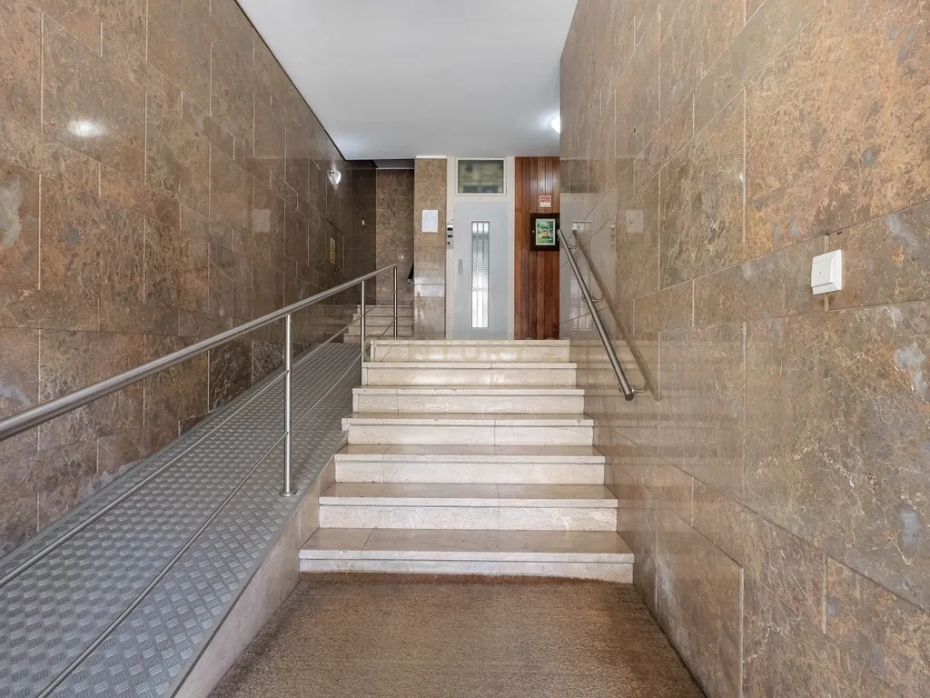 Apartamento T4 com Elevador e Vistas Deslumbrantes em Matosinhos Sul - Image 28
