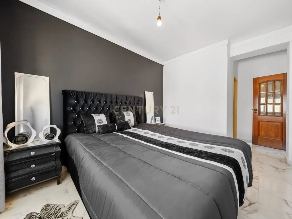 Apartamento Duplex de 7 assoalhadas no Barreiro - Image 20