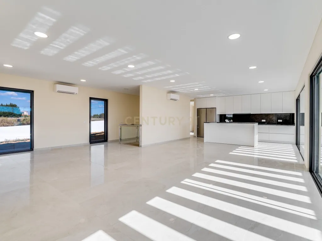 Moradia T4+1 de construção nova com piscina infinita | Caramujeira, Lagoa - Image 10