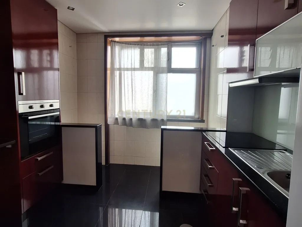 Excelente Apartamento T1 com Varanda, Garagem e Arrumos na Rua de Costa Cabral, Porto - Image 11