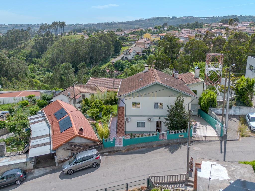 Moradia Bifamiliar T3+T3 em São Pedro da cova – Espaço, Tranquilidade e Conforto - Image 55