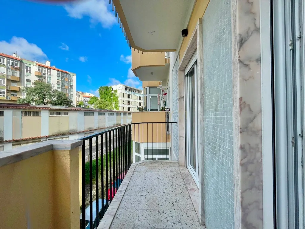 Apartamento T2 com Varanda em Localização Privilegiada - Image 16