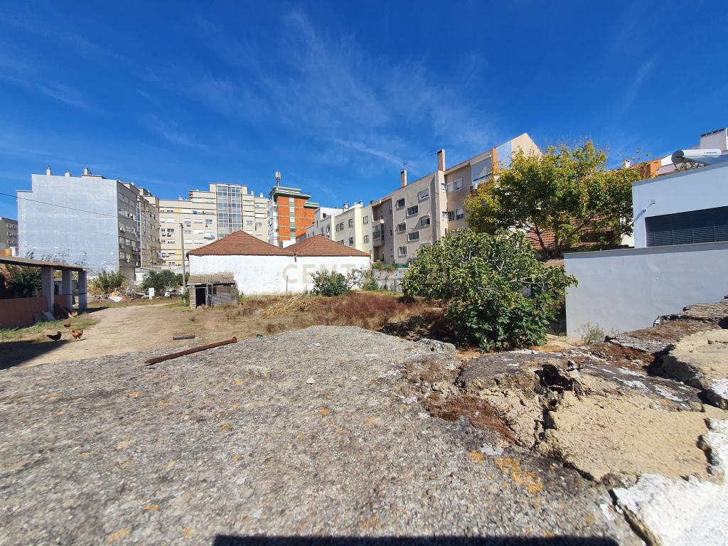 Armazém no centro do Barreiro com 3.296 m2 para construção de três prédios - Image 4