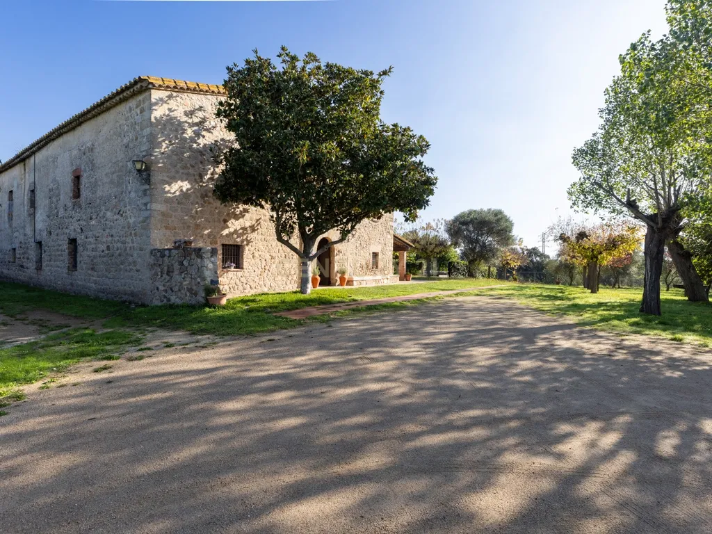 MASIA CATALANA EN VENDA A LLAGOSTERA – MÉS DE 7 HECTÀREES DE TERRENY, LLICÈNCIA TURÍSTICA, PISCINA I CAMP DE FUTBOL - Image 5