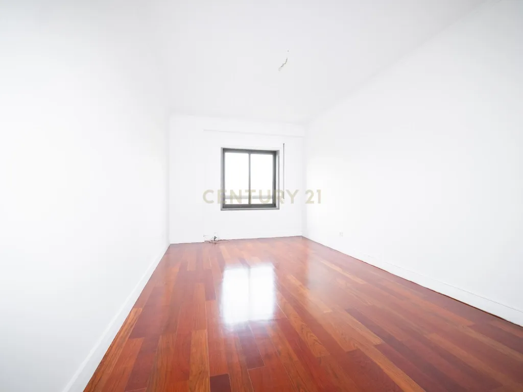 Apartamento T4 em Odivelas com Garagem e Elevador - Image 59