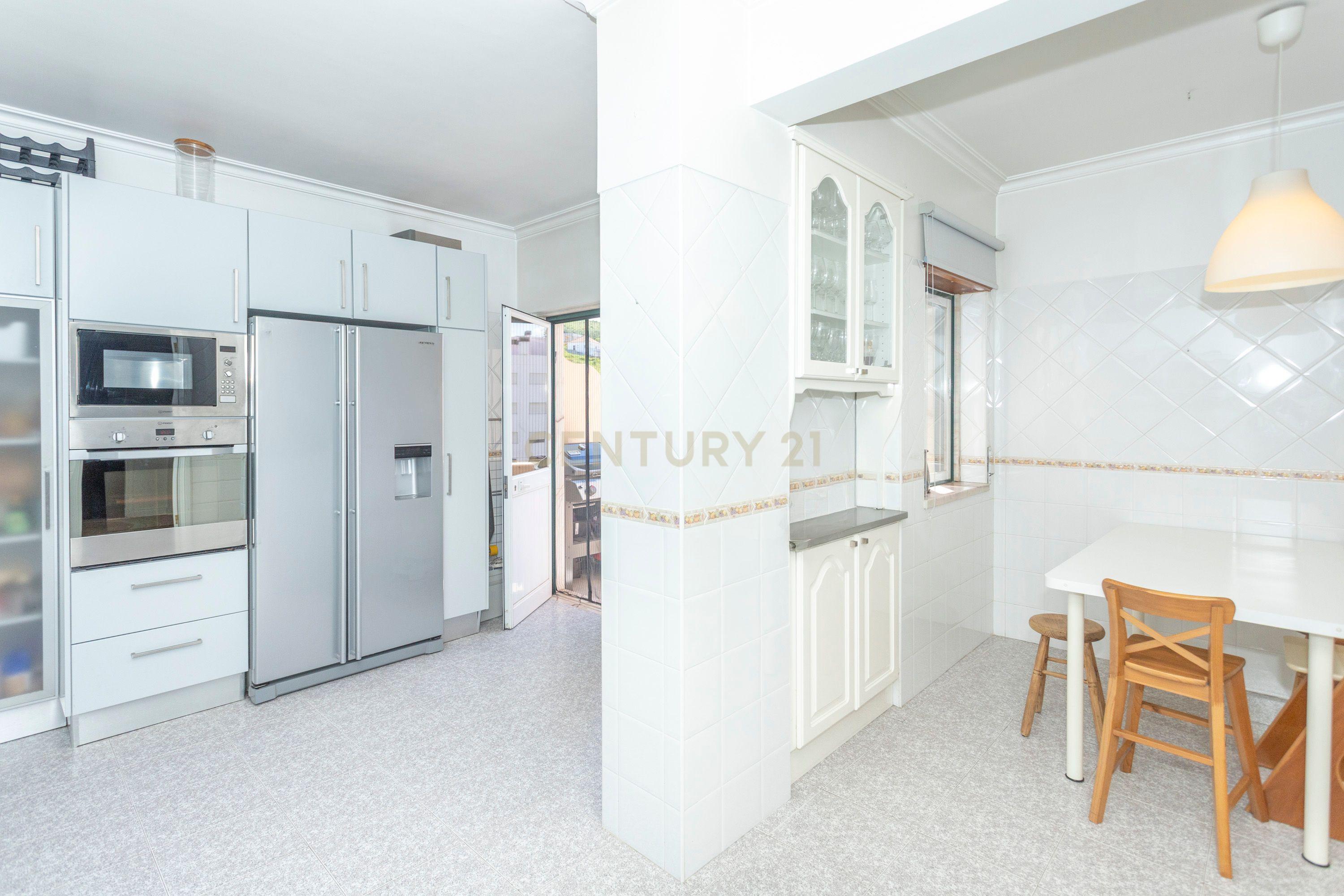 Apartamento T3 c/ Box - Centro de Torres Vedras - Image 8
