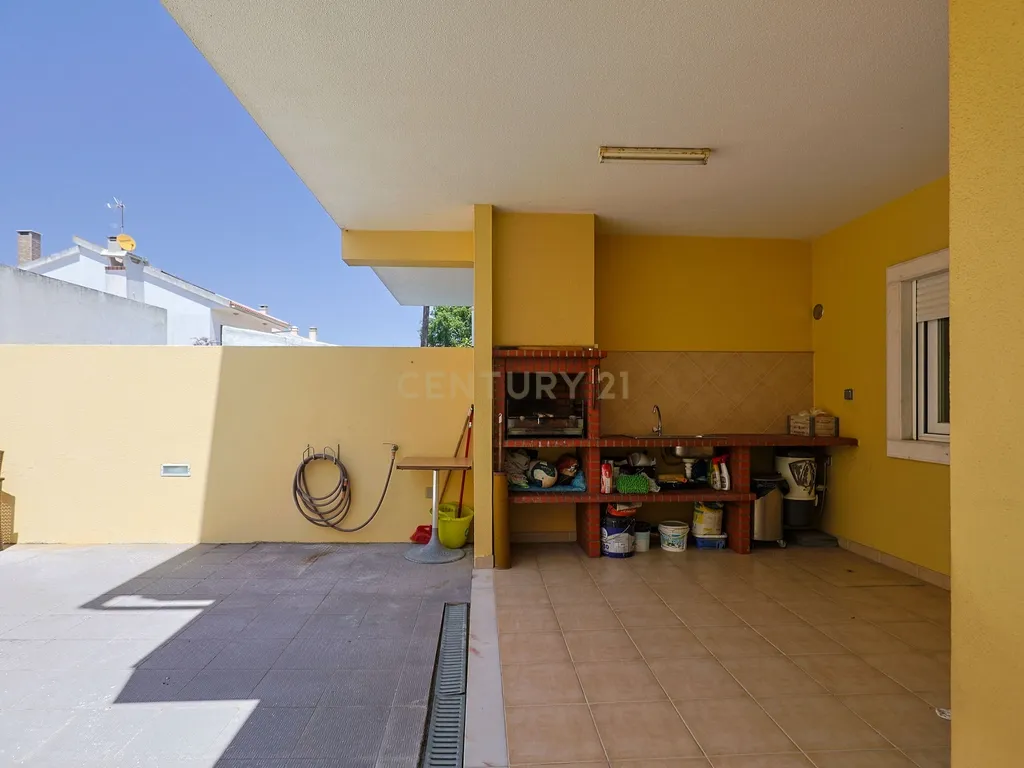 Moradia T3 com garagem e espaços exteriores nos Foros de Amora, Seixal - Image 28