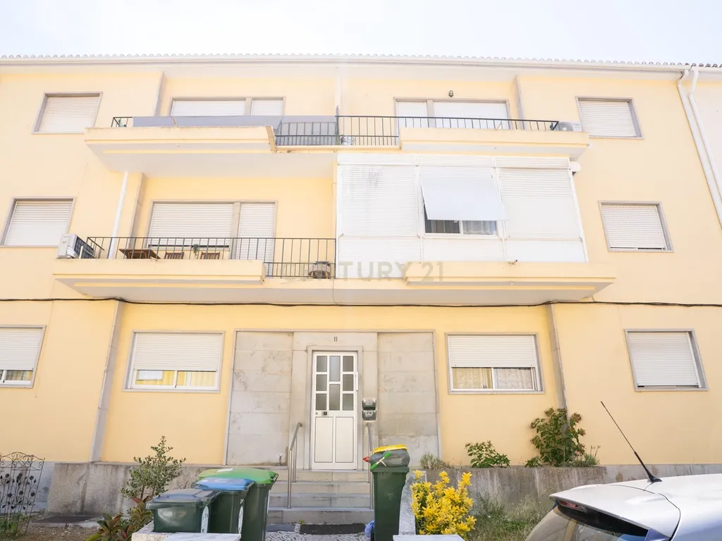 T2 com aproveitamento do sótão e logradouro em Alvalade | Excelente localização | 1.400 €/mês - Image 1